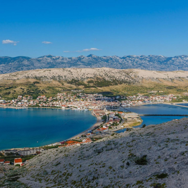 Pogled na mjesto Pag i Velebit.