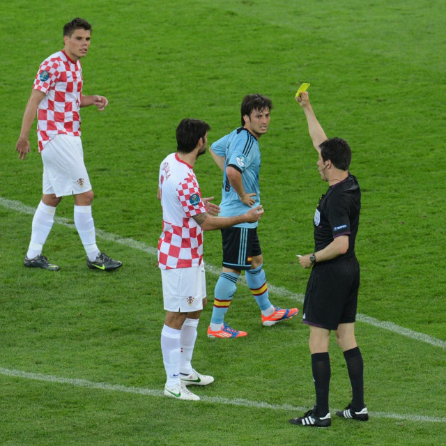 Ćorluka dobiva žuti karton protiv Španjolske na Euru 2012