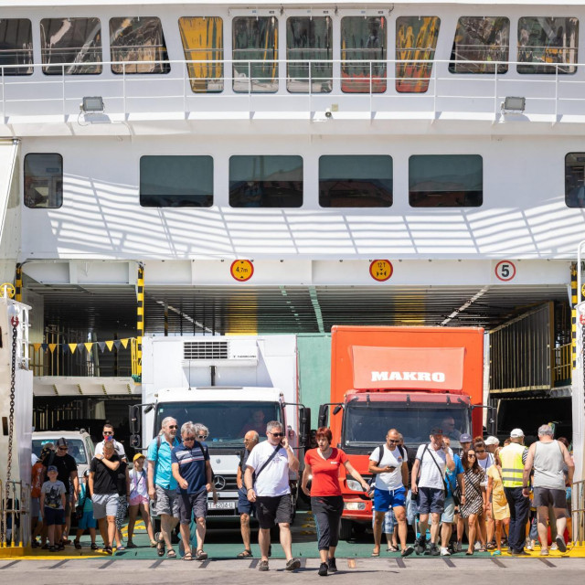 Turisti u trajektnoj luci