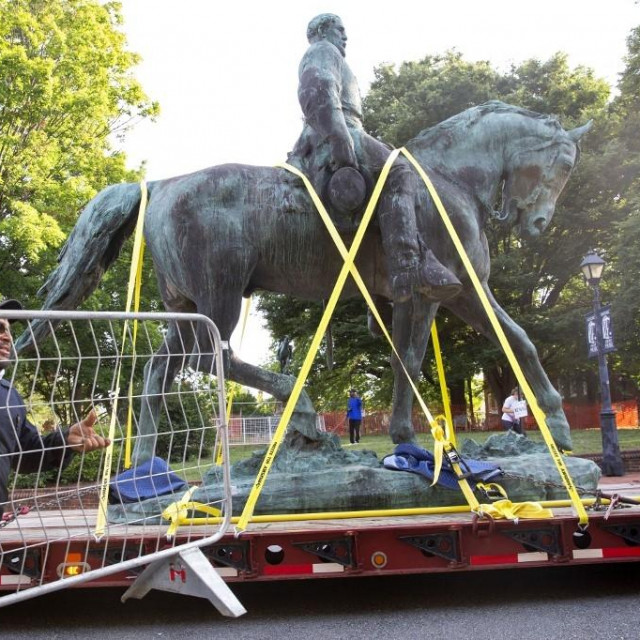 uklanjanje kipa Roberta E. Leeja 