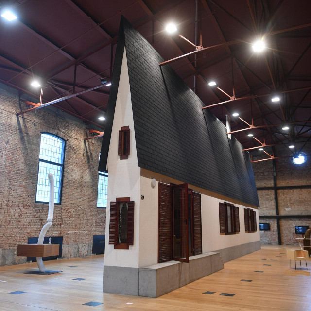 Zagreb, 100721.
Lauba.
Izlozba austrijskog umjetnika Erwina Wurma jednog od najvaznijih aktera na globalnoj umjetnickoj sceni. Njegovi radovi nalaze se u brojnim muzejskim kolekcijama medju kojima se isticu MoMA New York.