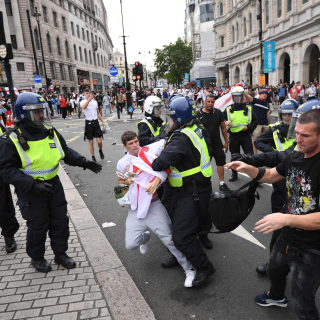 Sukob policije i huligana na ulicama Londona prije finala Euro 2020