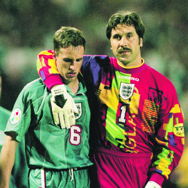 Gareth Southgate u suzama napušta stari Wembley (tješi ga tadašnji vratar Engleske David Seaman) 26. lipnja 1996. nakon što je promašio penal u polufinalu Eura protiv Njemačke zbog koejg su Englezi ispali. Četvrt stoljeća kasnije povijest se na neki način ponovila...