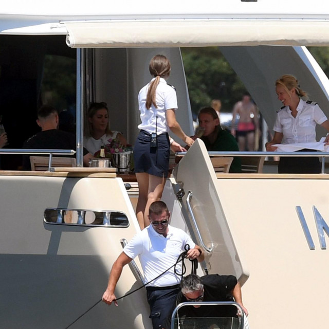 Hrvatski nogometni reprezentativac Domagoj Vida s društvom je isplovio na jahti Imagine iz zadarske gradske luke