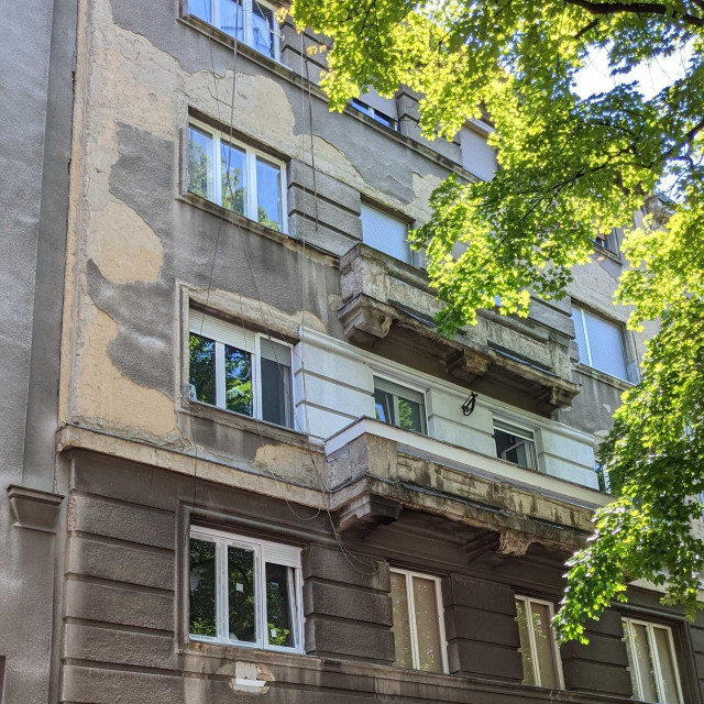Zgrada ima žutu naljepnicu, ali i novu fasadu samo na jednom katu