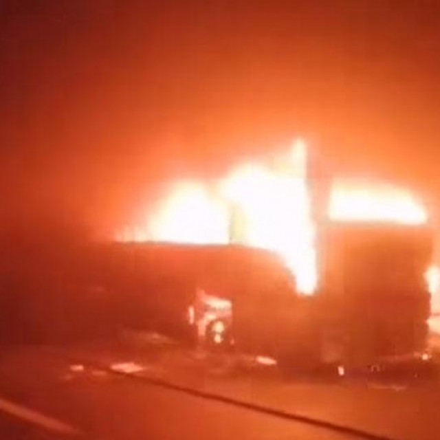 Autobus gori u tunelu