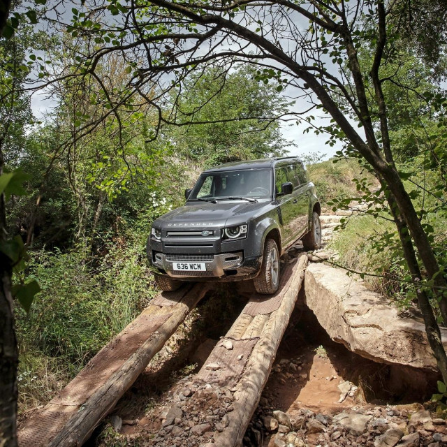 Land Rover Defender p400e