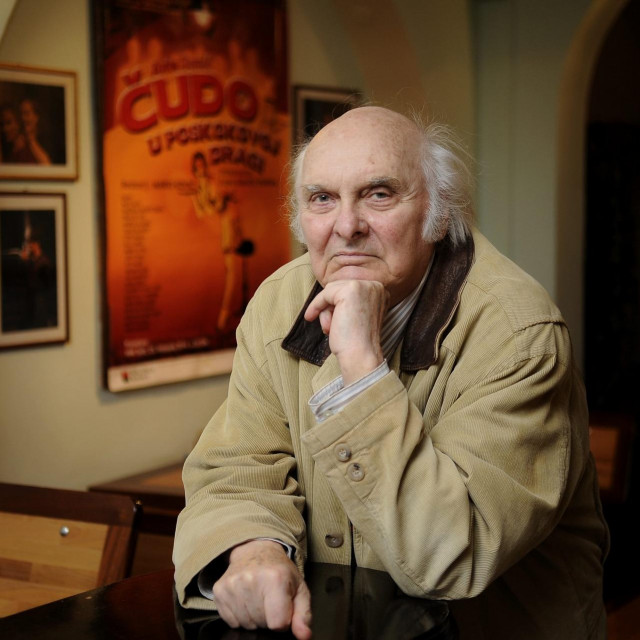 Split, 080115.
Kazalisni redatelj Georgij Paro priprema premijeru predstave Svoji smo dogovorit cemo se u splitskom HNK koja ce biti izvedena 16. sijecnja.
Na fotografiji: Paro u kazalisnom kaficu