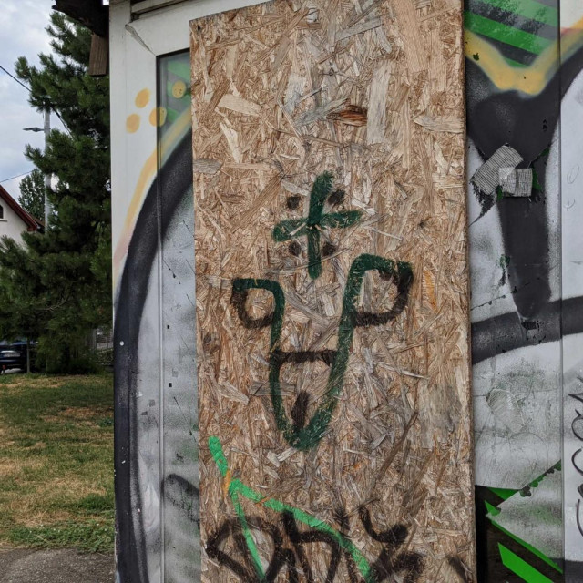 Ustaški simbol na Sigečici 