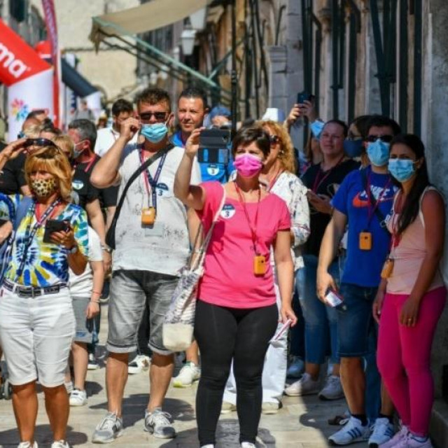 Turisti u razgledu grada