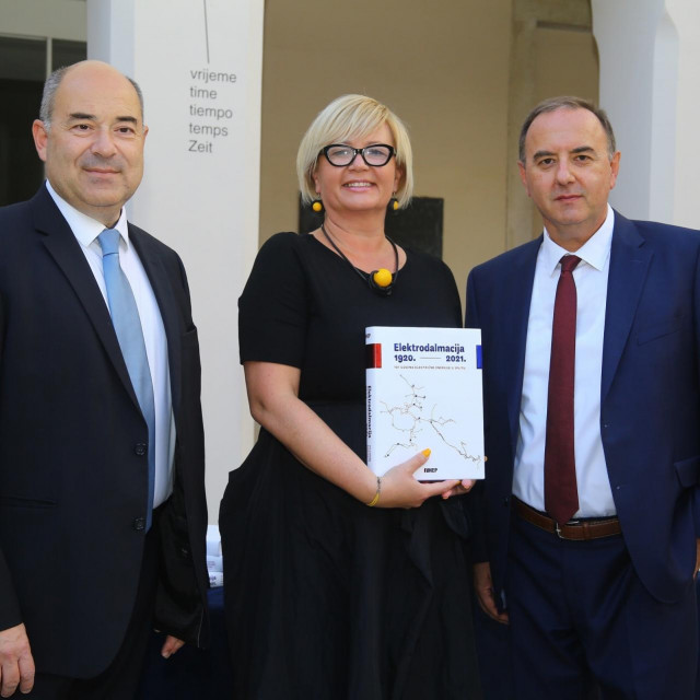 Predsjednik Uprave HEP-a Frane Barbarić, autorica monografije Herci Ganza, direktor HEP ODS-a Elektrodalmacije Split Saša Kraljević
