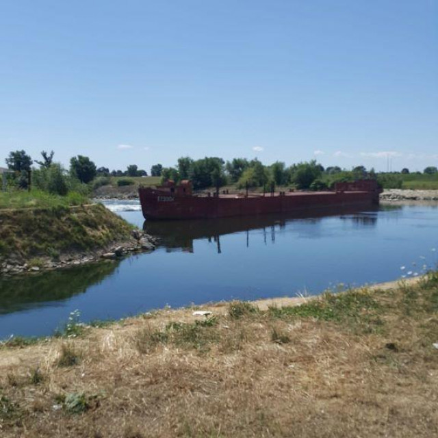 Nasukana teglenica na Savi