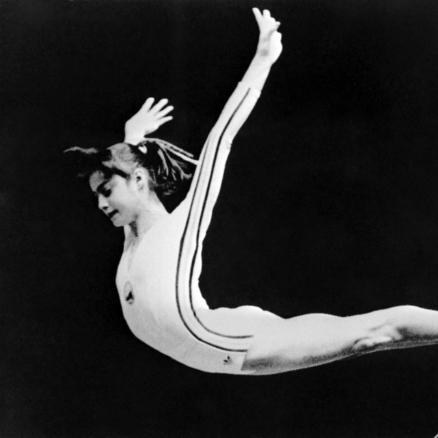 Posljednji skok Nadije Comăneci tijekom vježbe na dvovisinskom razboju na Olimpijskim igrama u Montrealu 1976. godine