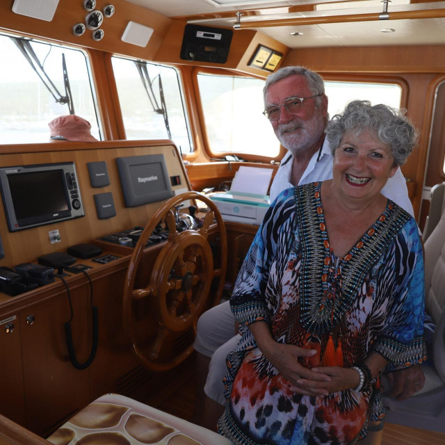 Jean - Yves i Marie - Roselyne Bouvier na svom brodu u marini Punat na Krku 