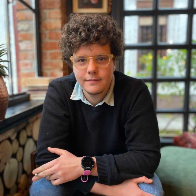 Dramaturg Espi Tomičić, transrodna osoba iz Zagreba