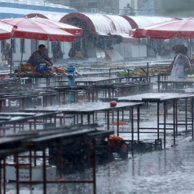 Pljusak snimljen na Trešnjevačkoj tržnici