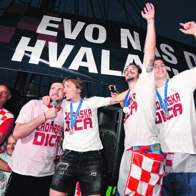 Danijel Subašić zagrljen sa Lukom Modrićem na doečku Srebrnih iz Rusije u Zadru