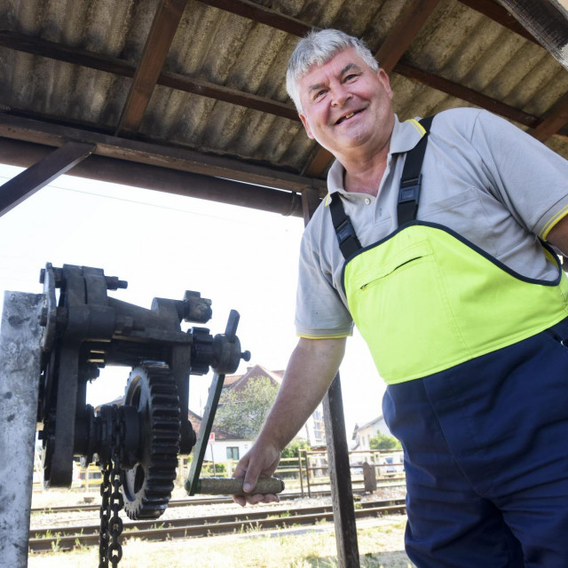 Josip Bručić Matic radi na pružnom prijelazu u Kustošiji