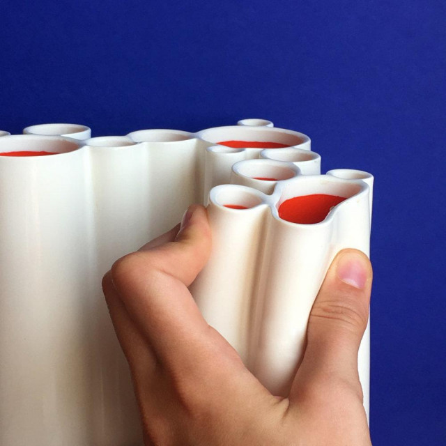 Dip, vaza Roberta Bronwassera, na prvi pogled izgleda kao da je od keramike, a zapravo se radi o savitljivom vinilu