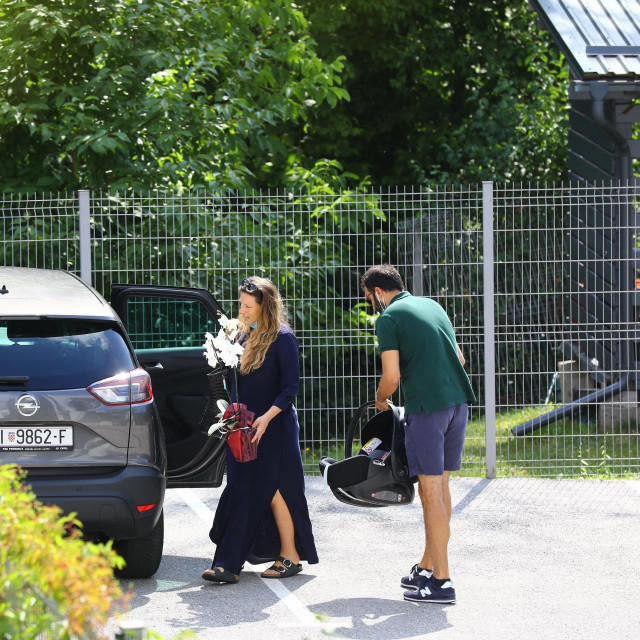 Antoneta Alamat Kusijanovic, redateljica filma ”Murina” izišla je s bebom iz rodilišta Podobnik u pratnji supruga