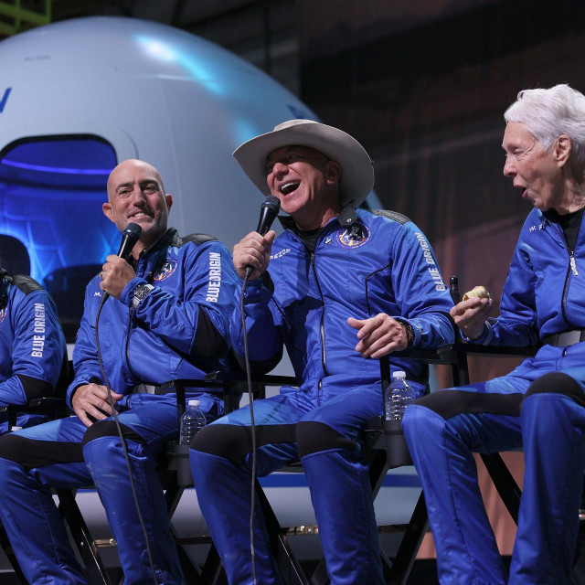 Sljeva nadesno: Oliver Daemen, Mark Bezos, Jeff Bezos i Wally Funk