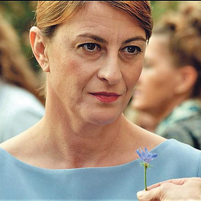 U scenariju Ivora Martinića, po kojemu je snimljen film, odnos majke i kćeri preispituje se kroz tri generacije