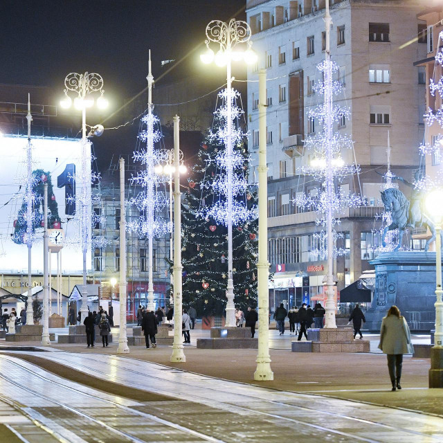 Adventske kućice na Trgu bana Jelačića u Zagrebu