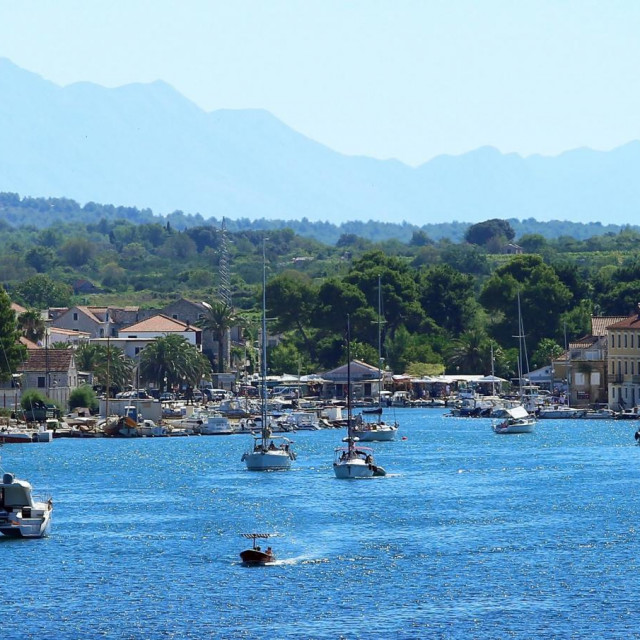 Starigradski zaljev prepun brodova i brodica