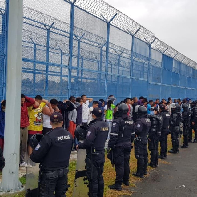 Petorica policajaca ozlijeđena su prilikom smirivanja sukoba nekoliko bandi u zatvorima