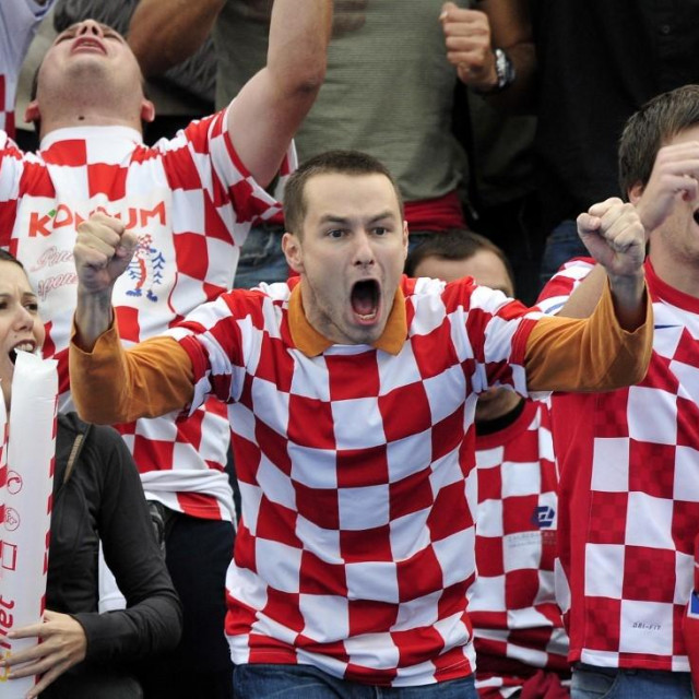 Navijači s utakmice Hrvatske i Srbije