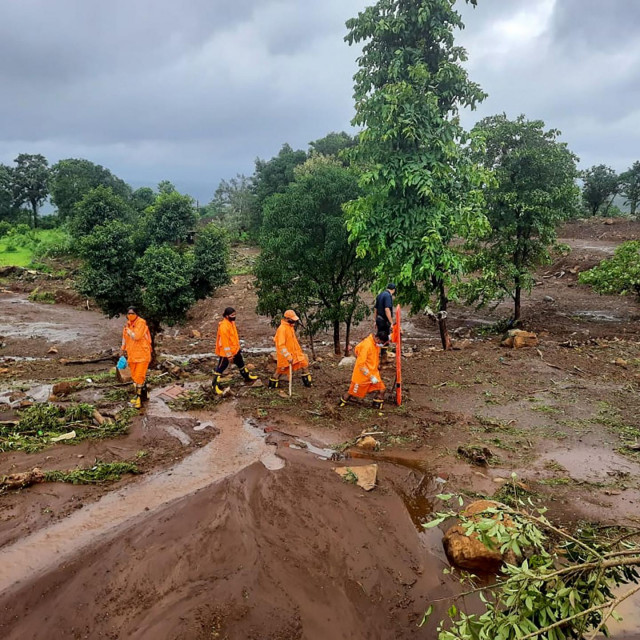 Traganje za preživjelima nakon odrona zemlje u selu Taliye u indijskoj državi Maharashtra