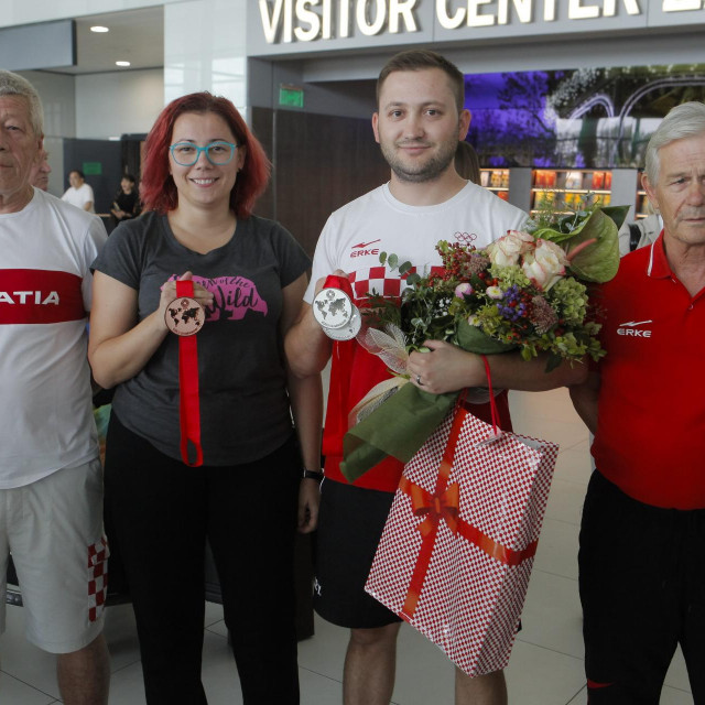 Slika iz nekih sretnijih vremena, iz rujna 2018. nakon povratka naše streljačke reprezentacije sa SP-a u Koreji na kojem su osvojili četiri medalje.

Na fotografiji su slijeva nadesno Seno Čusto, Snježana Pejčić, Petar Gorša i Siniša Vitez