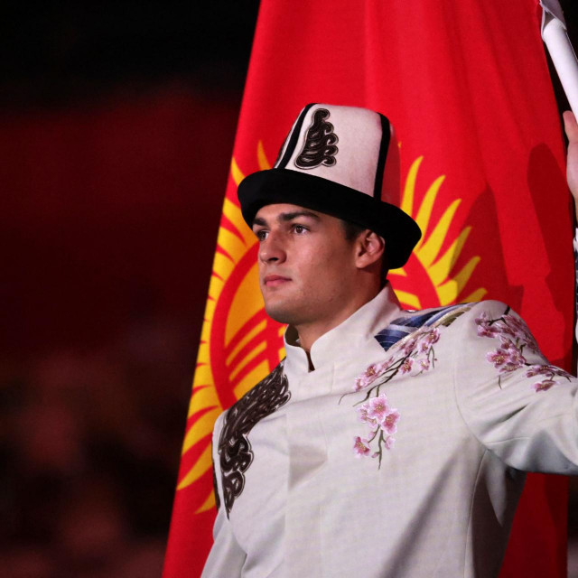 Denis Petrašov nosi barjak Kirgistana na otvaranju OI u Tokiju