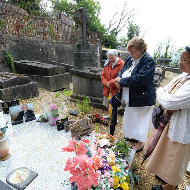 Odavanje počasti na grobu ubijenog svećenika