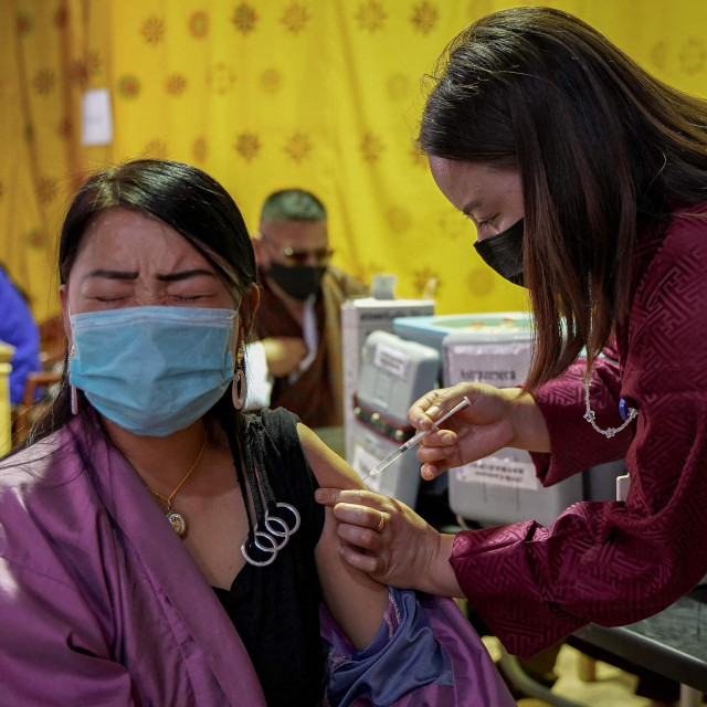 Djelatnica u zdravstvu iz najvećeg i glavnog grada Butana Thimpua prima dozu cjepiva protiv covida-19