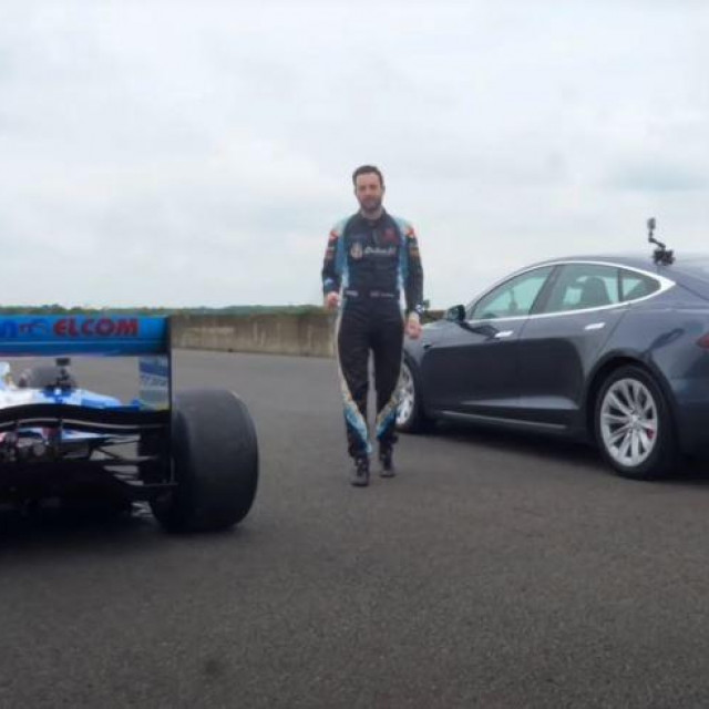 F1 Benetton i Tesla Model S (P100D)