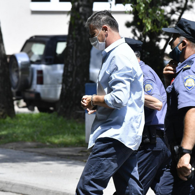 Vozač autobusa izlazi iz suda