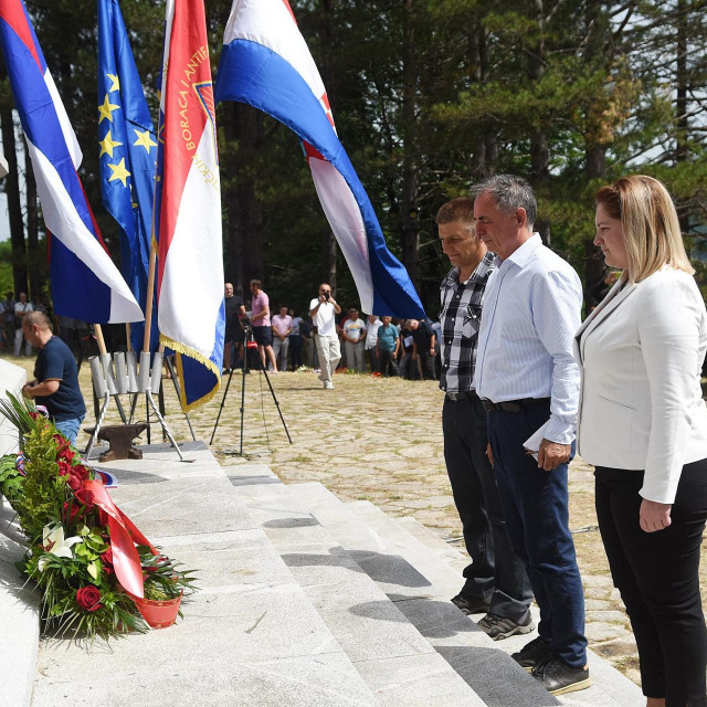 Milorad Pupovac stavlja vijenac na spomenik