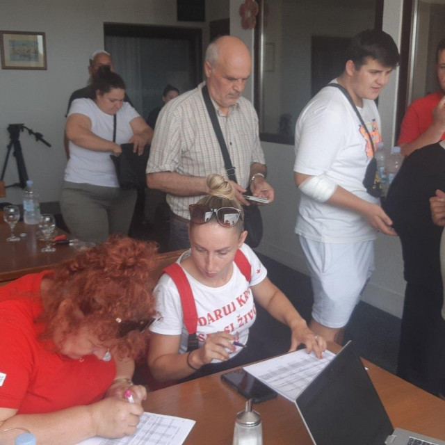 Putnici iz autobusa koji se prevrnuo kod Slavonskog Broda idu za Zračnu luku Osijek odakle će letjeti za Prištinu