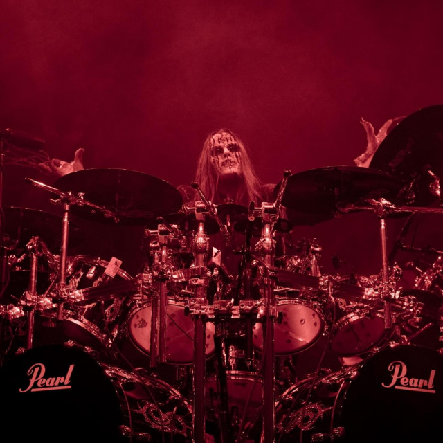 Joey Jordison tijekom nastupa u mjestu Grand Rapids 1999. godine