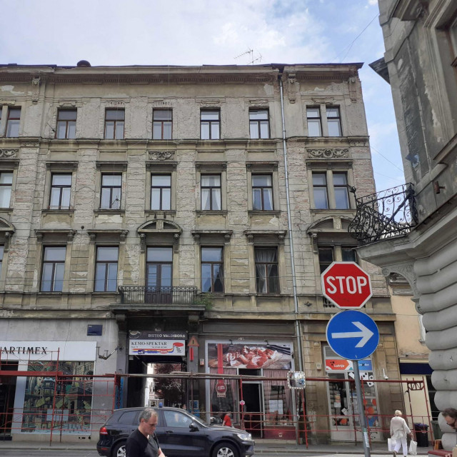 Prolaznike od opasnog krova štiti samo skela u podnožju