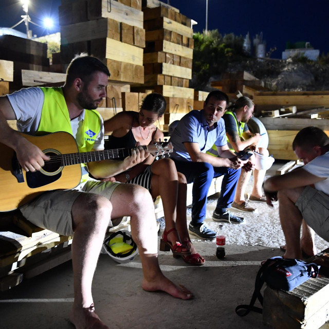 Pjevalo se na gradilištu mosta