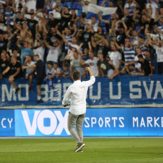 Slavlje Nenada Bjelice nakon rušenja Pogona

 