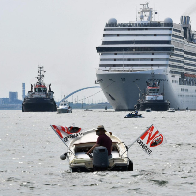 Članovi skupine No Grandi Navi prosvjeduju protiv kruzera u Veneciji