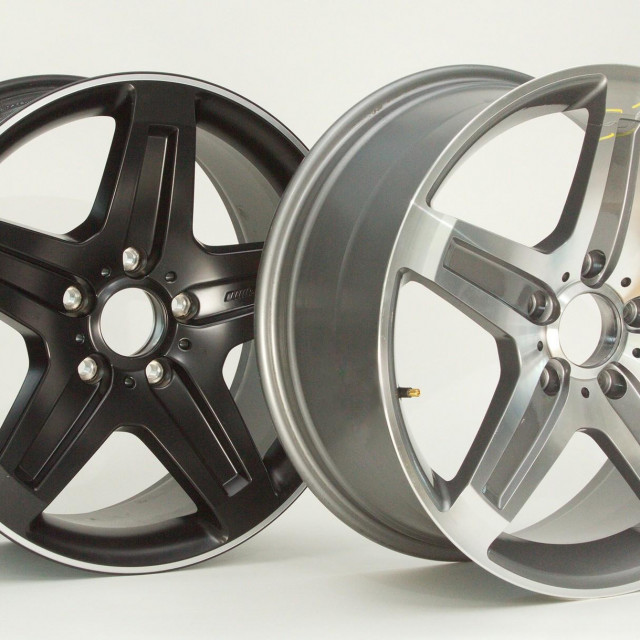 Krivotvoren AMG naplatak i OEM AMG naplatak nakon testa opterećenja