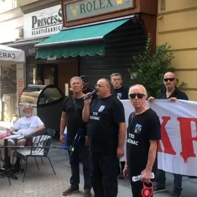 Dražen Keleminec (drži mikrofon) tijekom prosvjeda