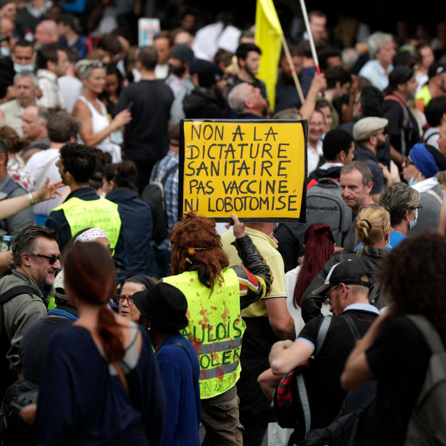 Prosvjednik drži natpis na kojem piše ”'Ne' zdravstvenoj diktaturi, nisam ni cijepljen ni lobotomiziran”