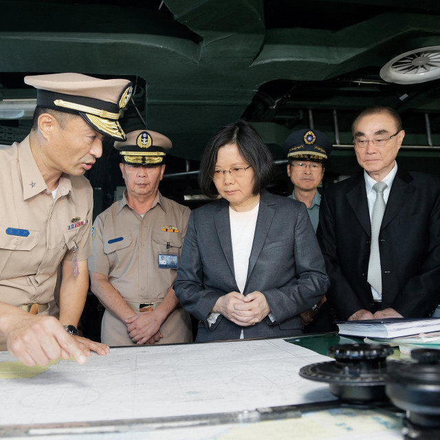Kina je najavila da je spremna, pa i silom, uspostaviti svoj suverenitet nad tim otokom koji ona smatra dijelom kineskog teritorija – a za pravo joj indirektno daju i Ujedinjeni narodi; na fotografiji: Tsai Ing-wen (sredina)
