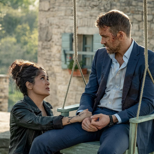 Glumica Salma Hayek s kolegom Ryanom Reynoldsom na snimanju ispred kamene stancije