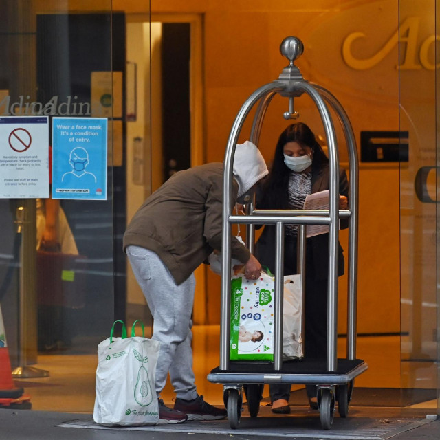 Muškarac osobama u karantena hotelu u Sydneyju donosi potrepštine